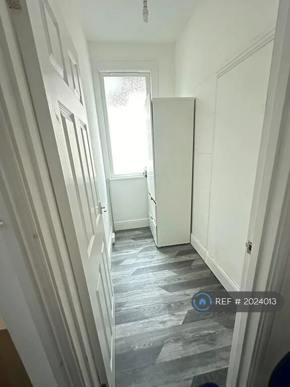 6 bedroom semi-detached house for rent