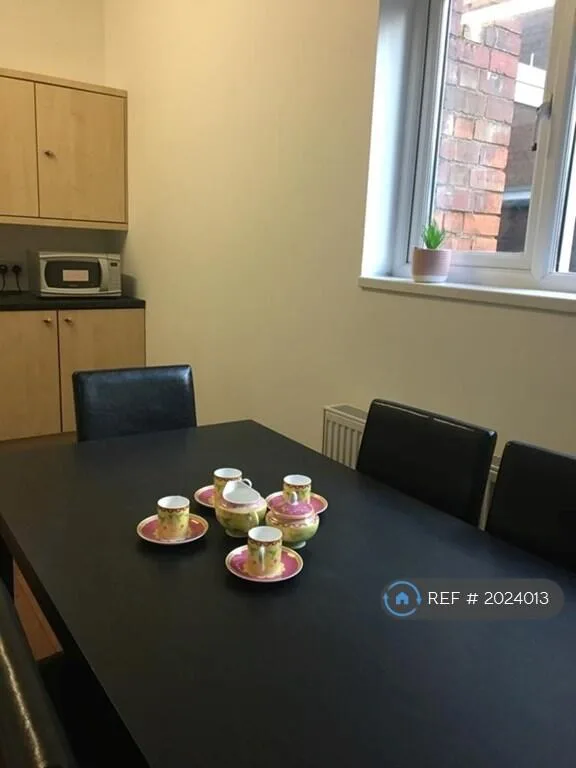6 bedroom semi-detached house for rent