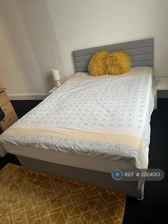 6 bedroom semi-detached house for rent