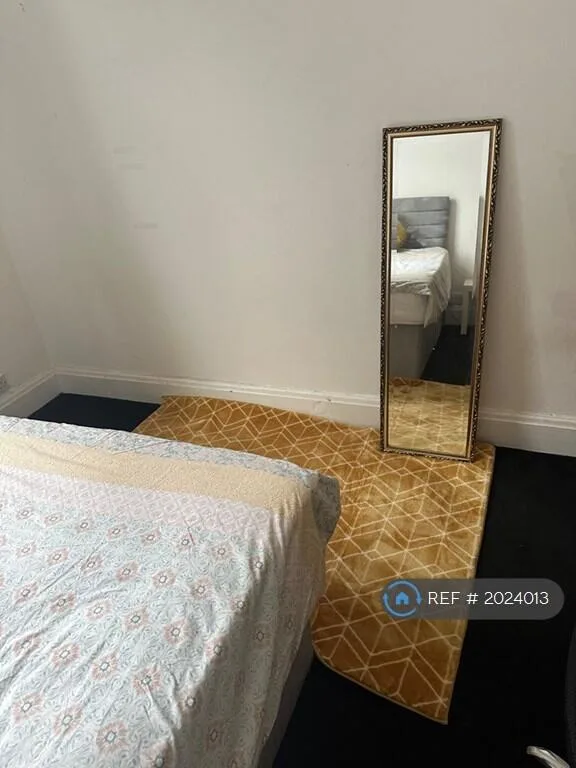 6 bedroom semi-detached house for rent