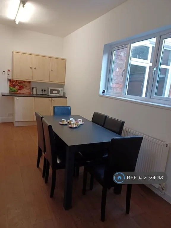 6 bedroom semi-detached house for rent