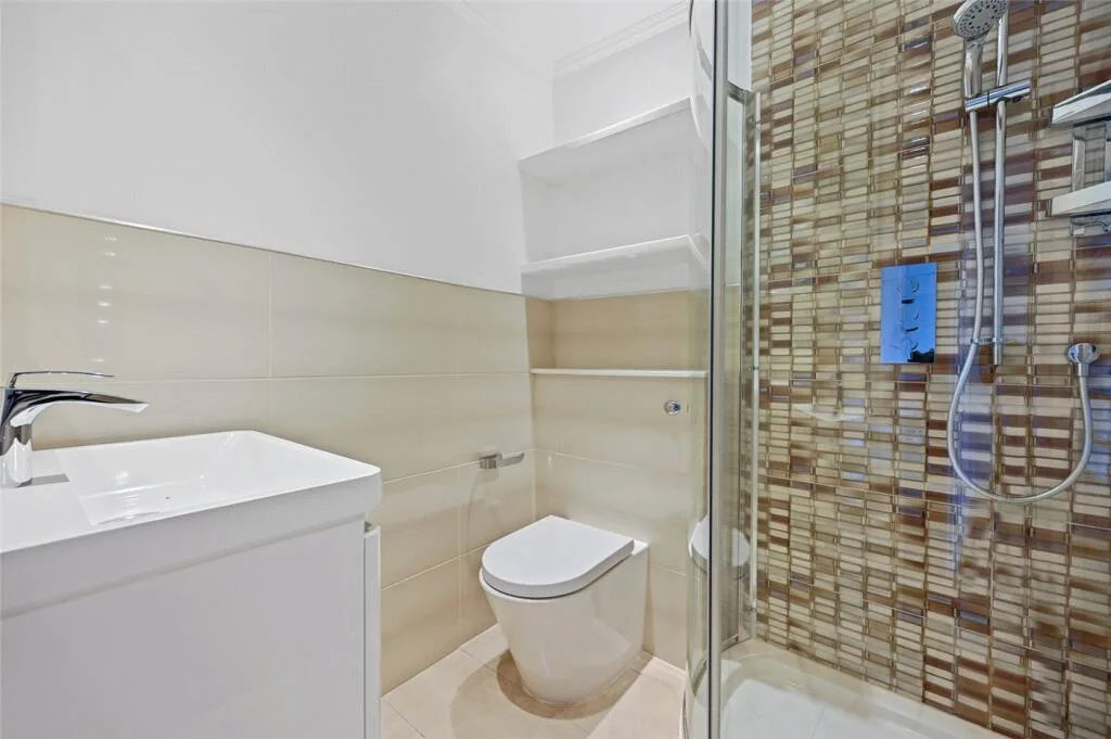 2 bedroom maisonette for rent