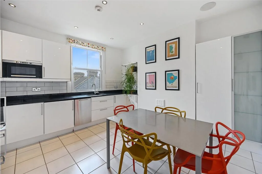 2 bedroom maisonette for rent