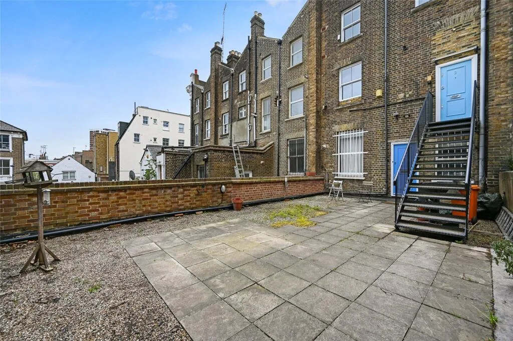 2 bedroom maisonette for rent