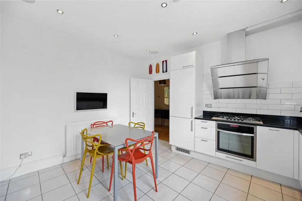 2 bedroom maisonette for rent