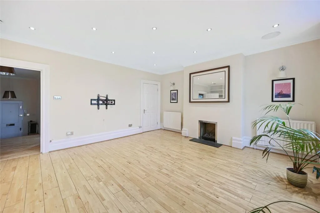 2 bedroom maisonette for rent