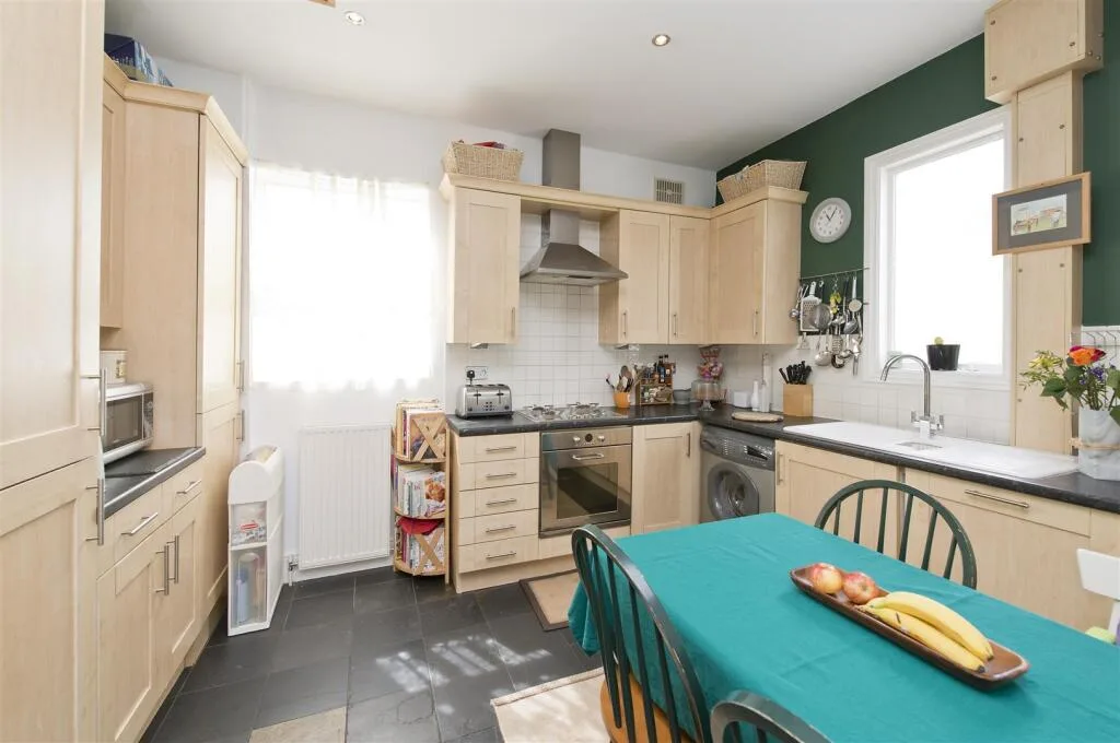 3 bedroom maisonette for rent