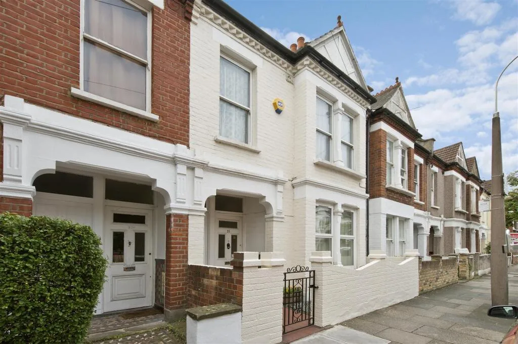 3 bedroom maisonette for rent