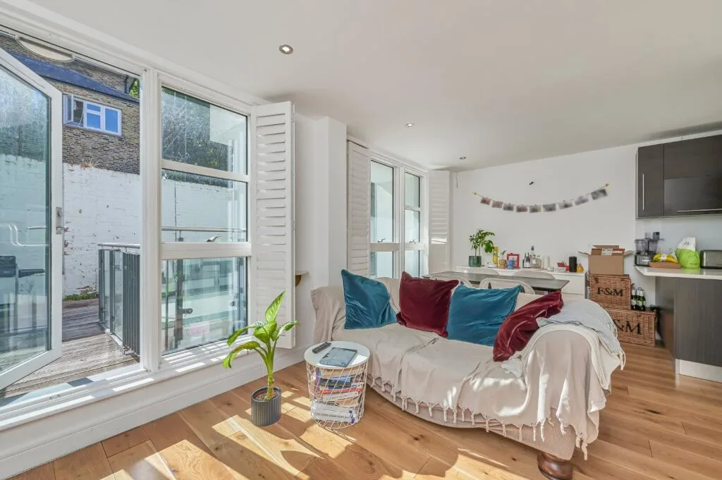 2 bedroom maisonette for rent