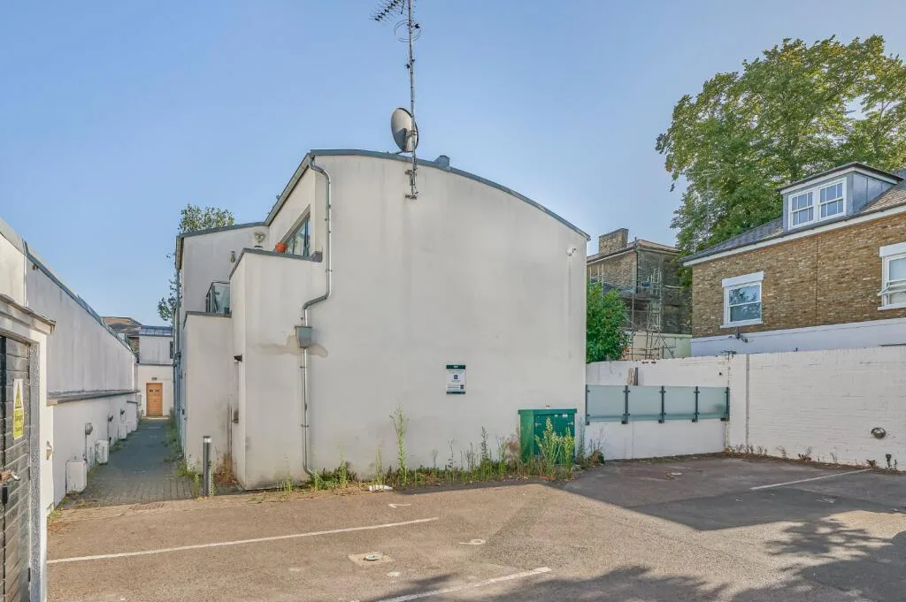 2 bedroom maisonette for rent