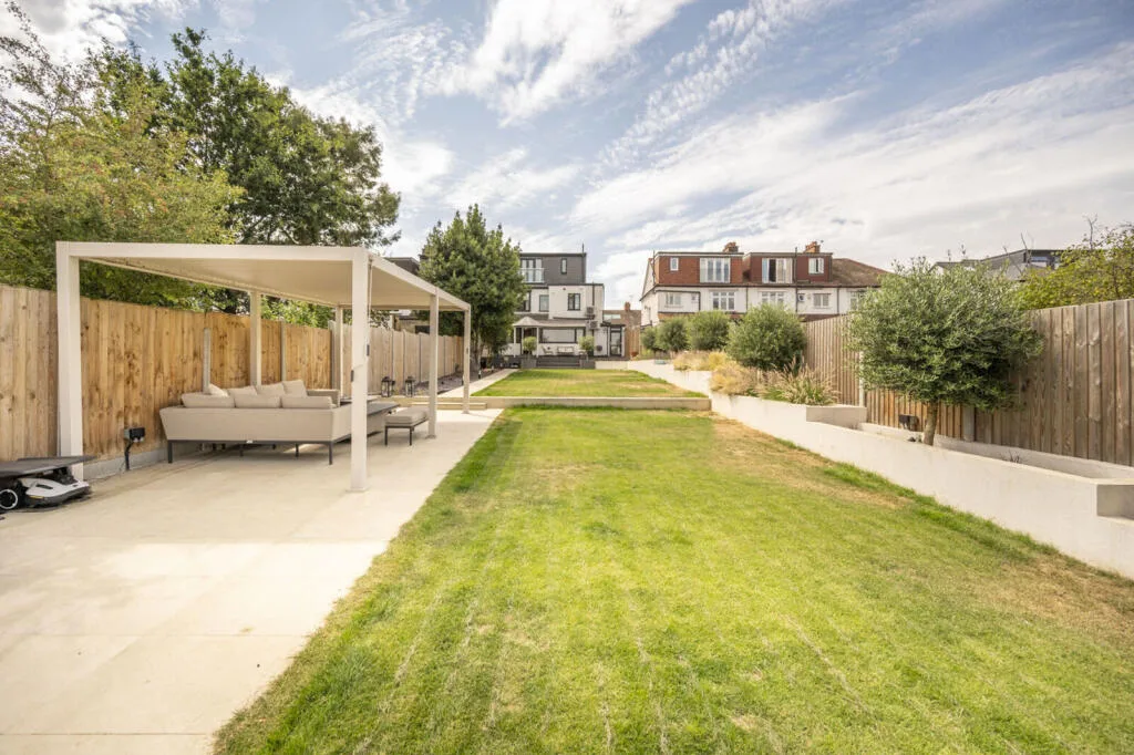 4 bedroom semi-detached house for rent