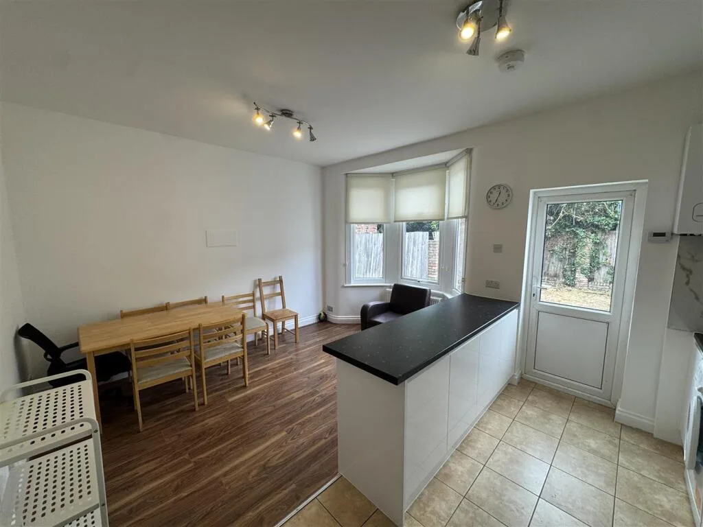 3 bedroom end of terrace house for rent