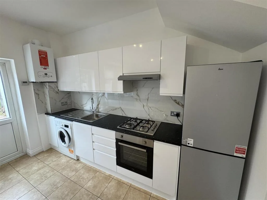 3 bedroom end of terrace house for rent