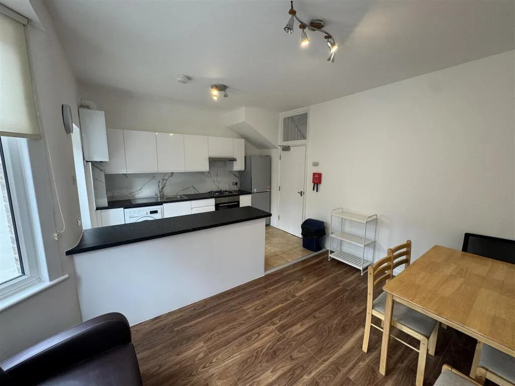 3 bedroom end of terrace house for rent