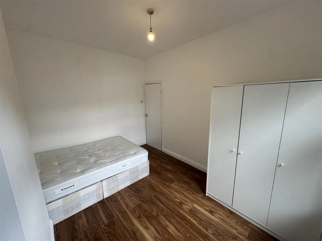 3 bedroom end of terrace house for rent