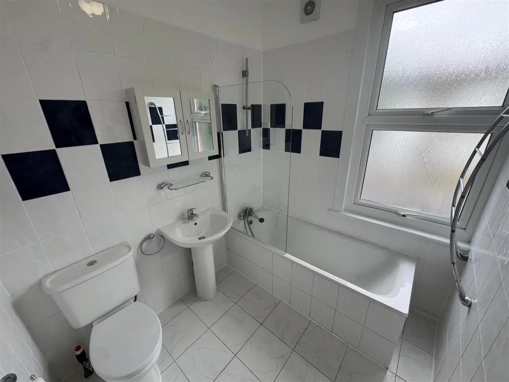 3 bedroom end of terrace house for rent
