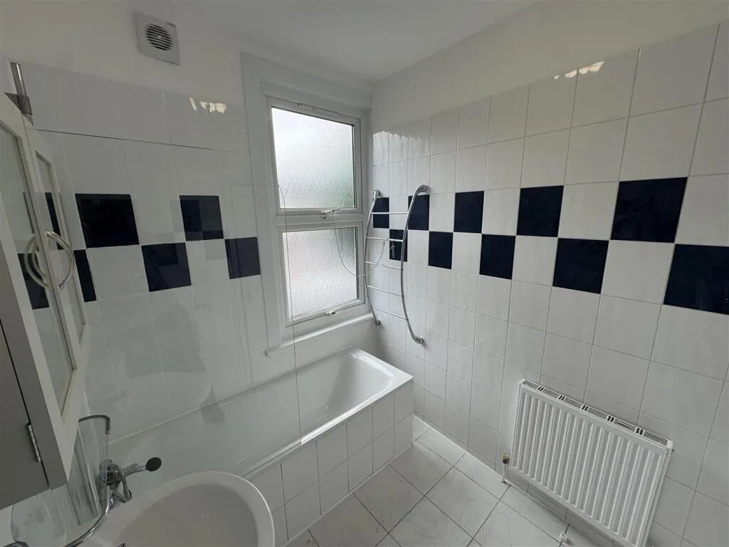 3 bedroom end of terrace house for rent