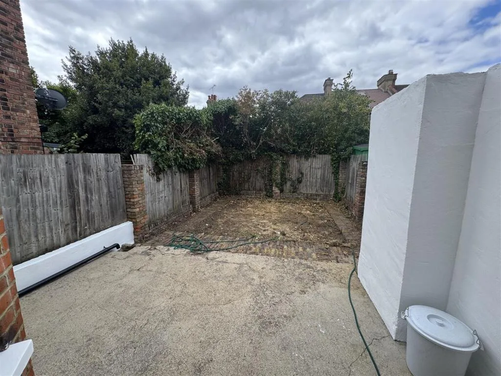 3 bedroom end of terrace house for rent