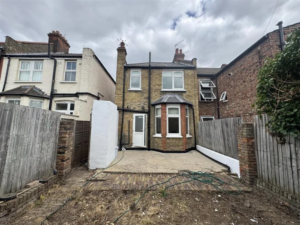 3 bedroom end of terrace house for rent