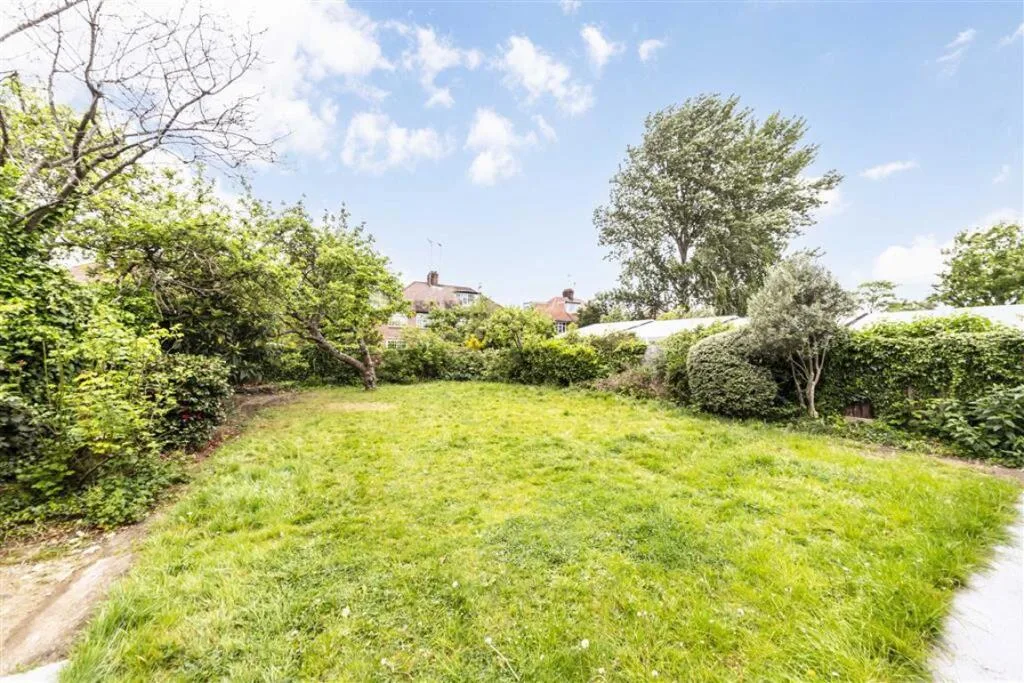 5 bedroom end of terrace house for rent