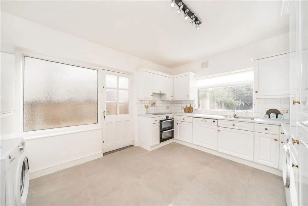5 bedroom end of terrace house for rent