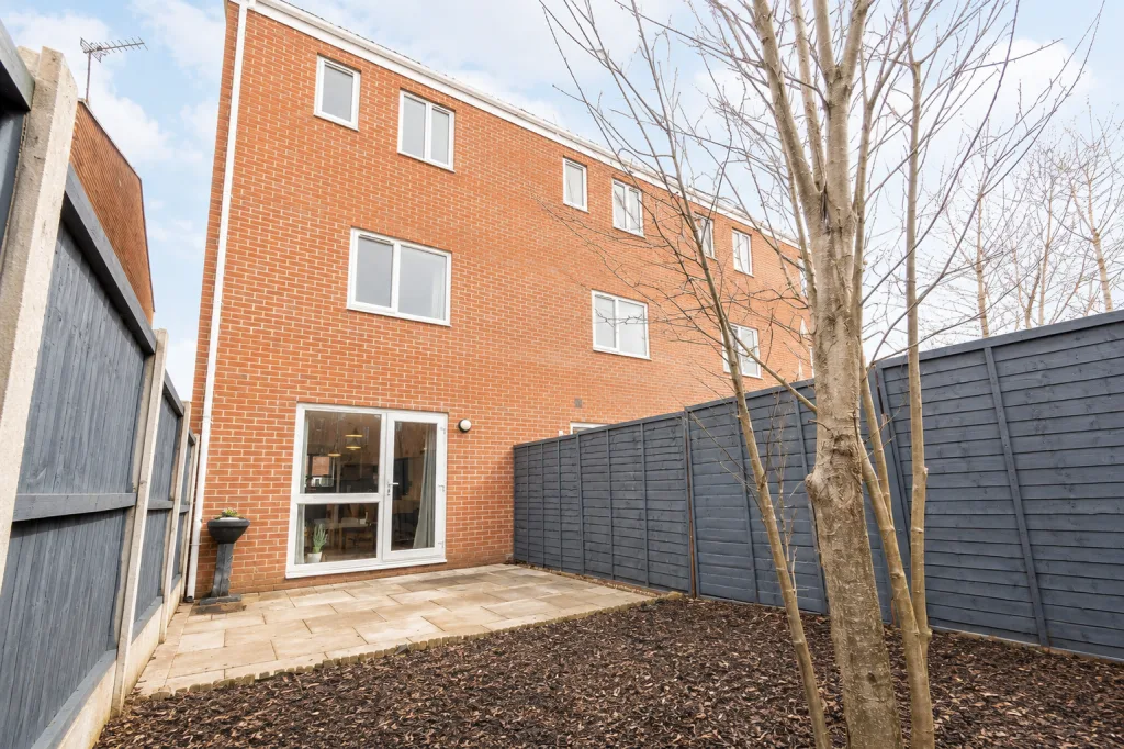 4 bedroom end of terrace house for rent