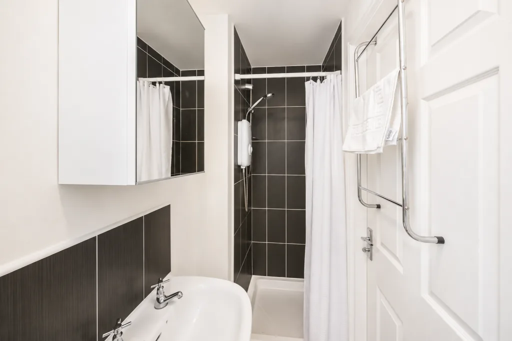4 bedroom end of terrace house for rent