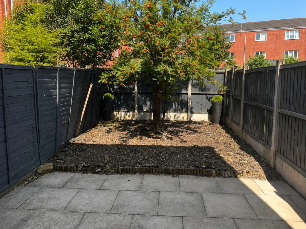 4 bedroom end of terrace house for rent