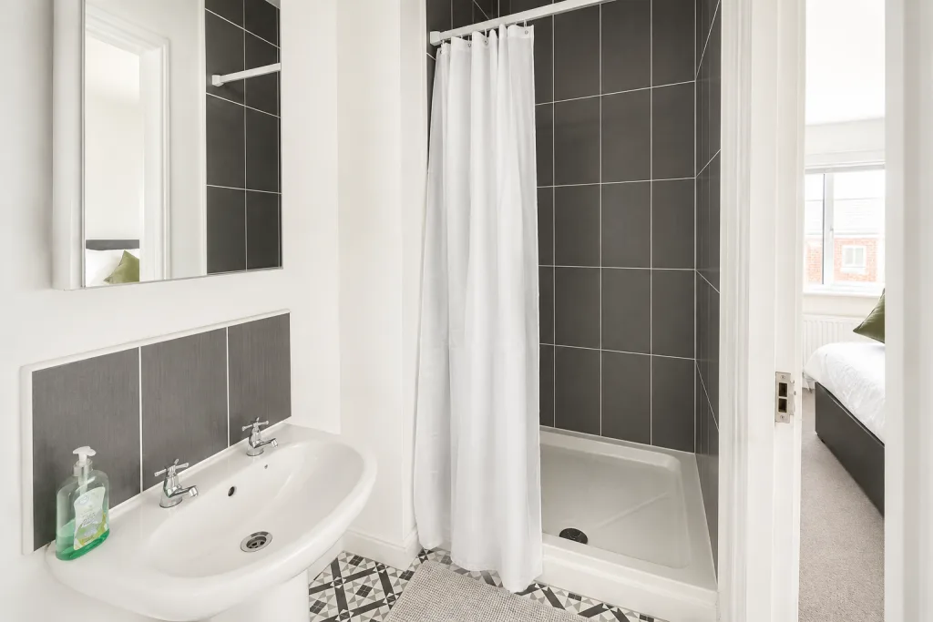 4 bedroom end of terrace house for rent