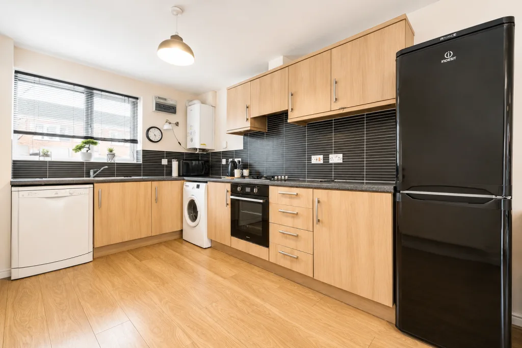 4 bedroom end of terrace house for rent
