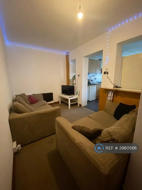 5 bedroom semi-detached house for rent