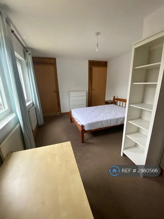 5 bedroom semi-detached house for rent