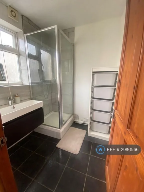 5 bedroom semi-detached house for rent