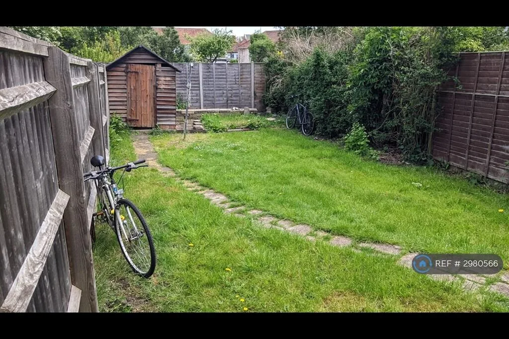 5 bedroom semi-detached house for rent