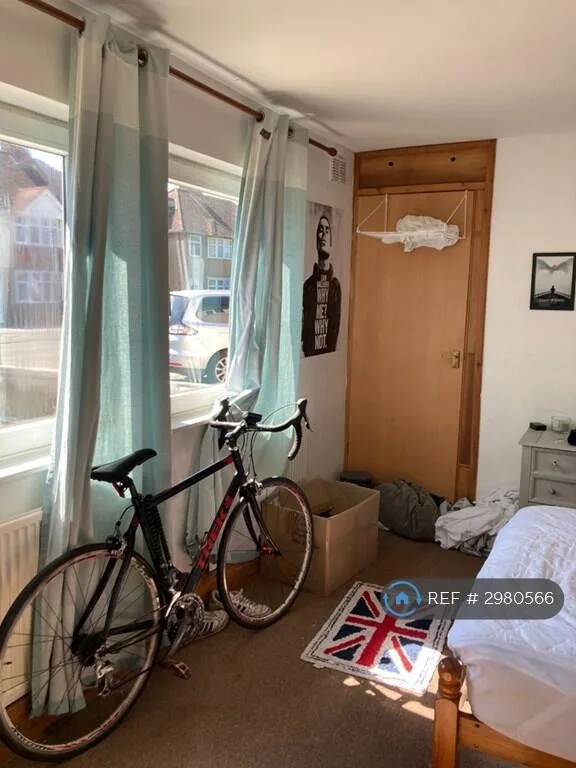 5 bedroom semi-detached house for rent