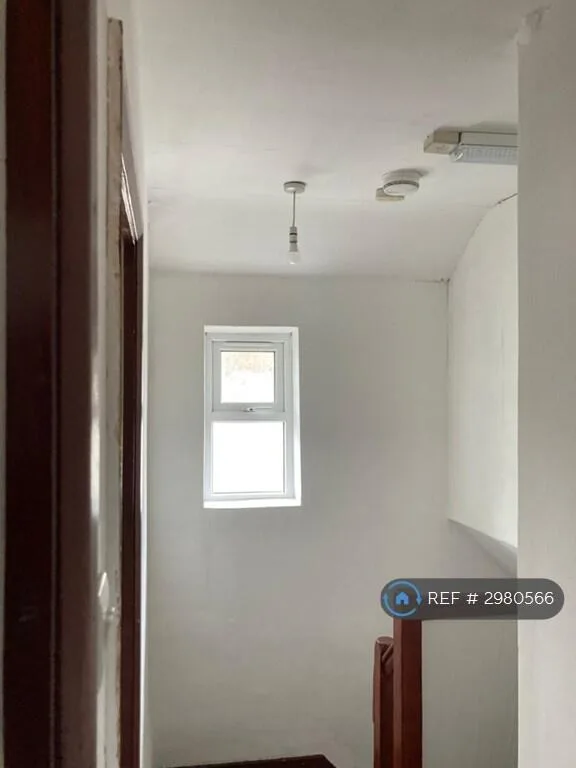5 bedroom semi-detached house for rent