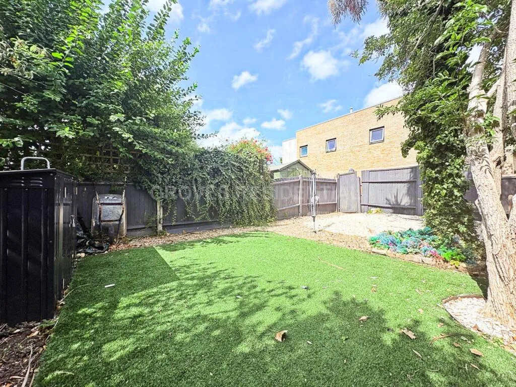 2 bedroom maisonette for rent