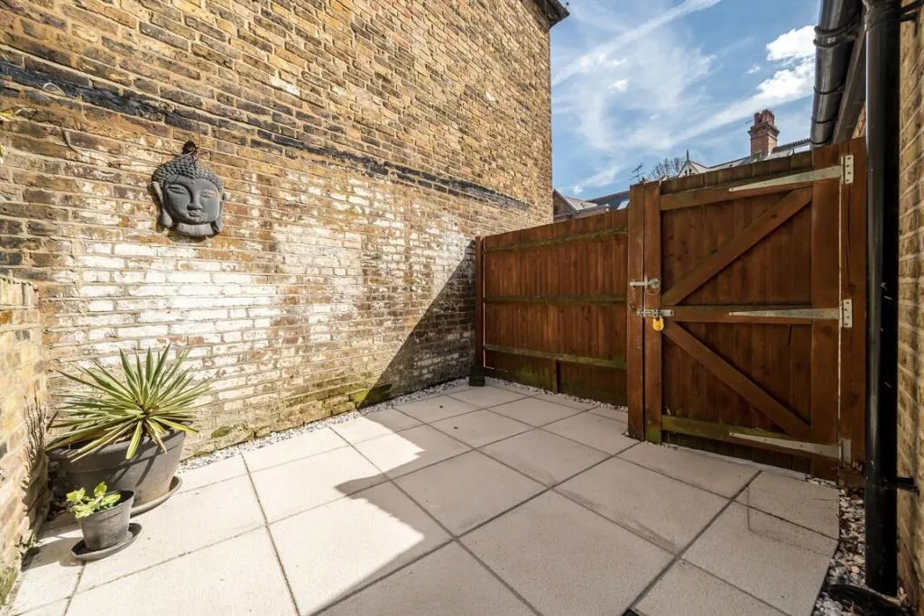 2 bedroom end of terrace house for rent
