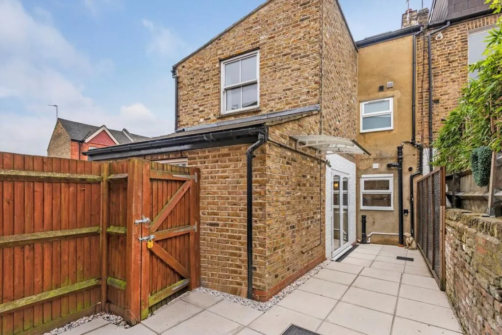 2 bedroom end of terrace house for rent