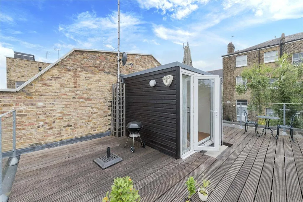 3 bedroom mews property for rent
