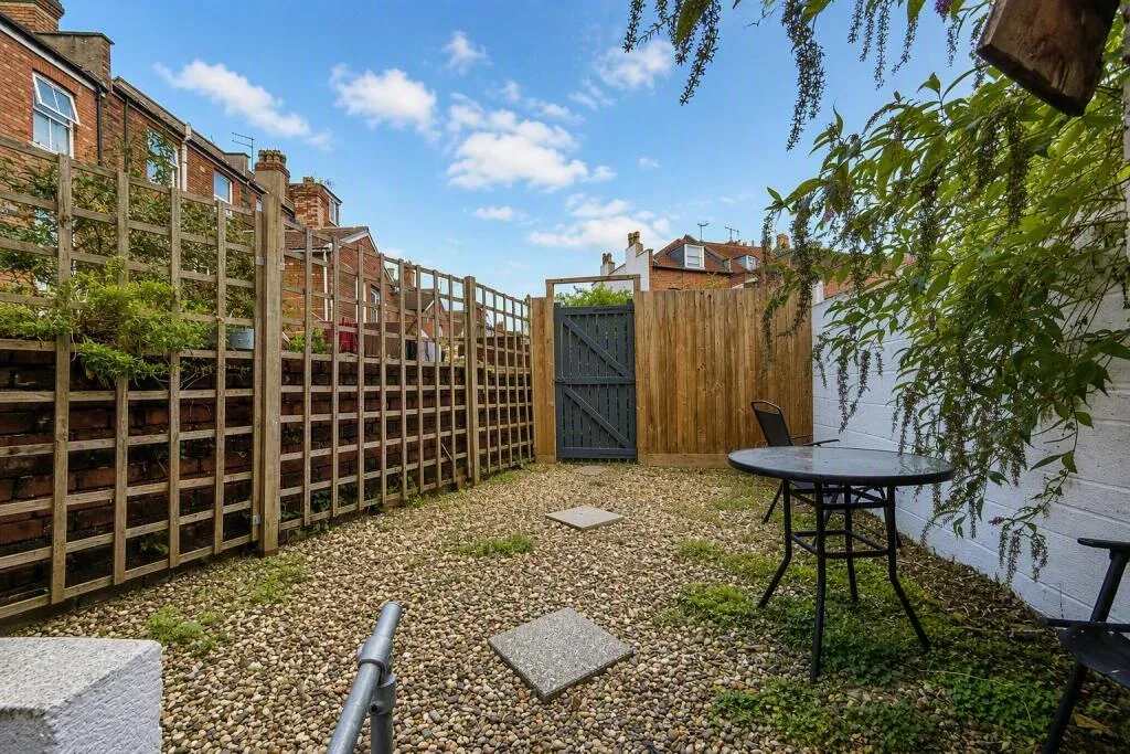 2 bedroom maisonette for rent