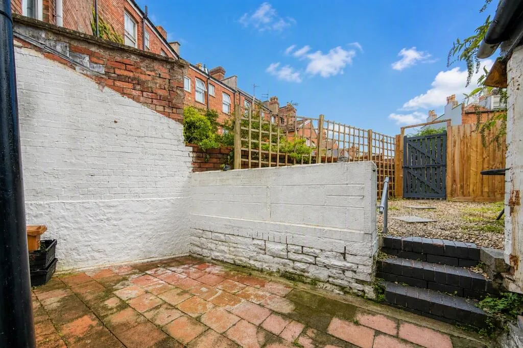 2 bedroom maisonette for rent