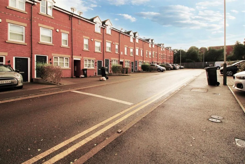 4 bedroom terraced house for rent