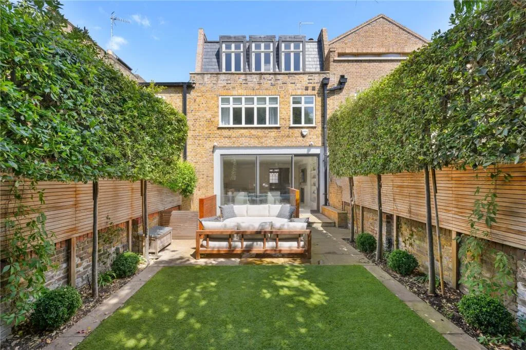 5 bedroom terraced house for rent