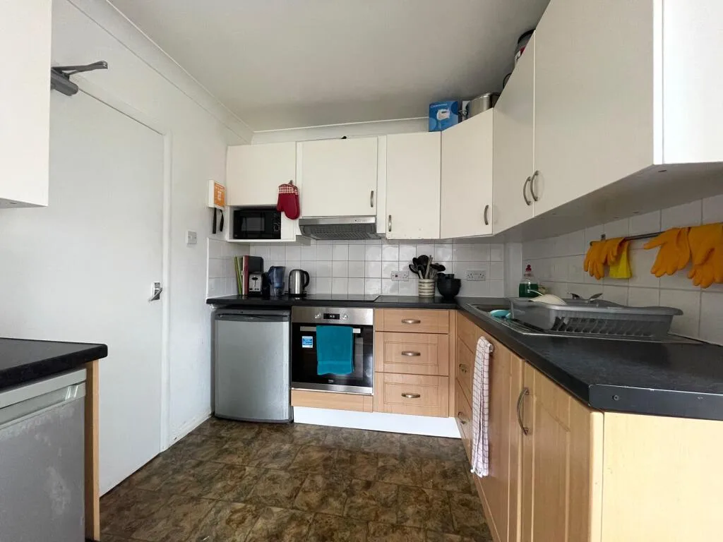 5 bedroom semi-detached house for rent