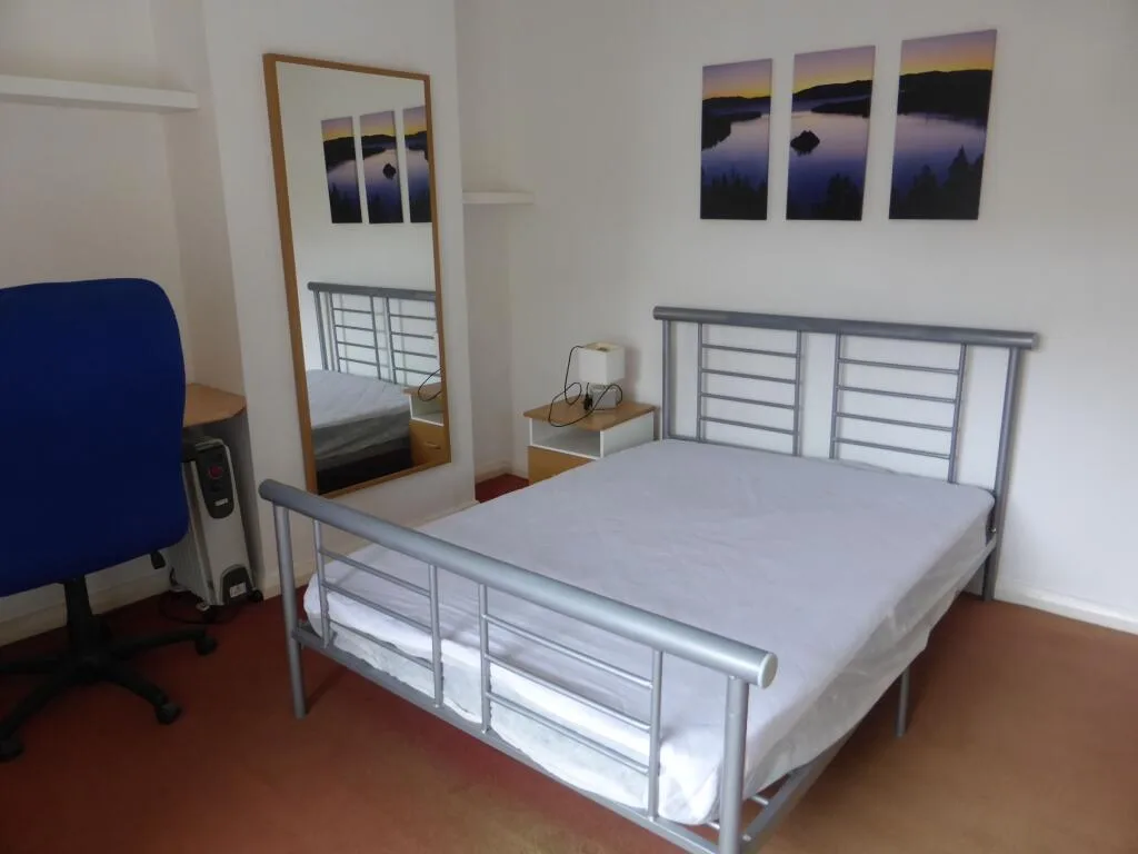 5 bedroom semi-detached house for rent