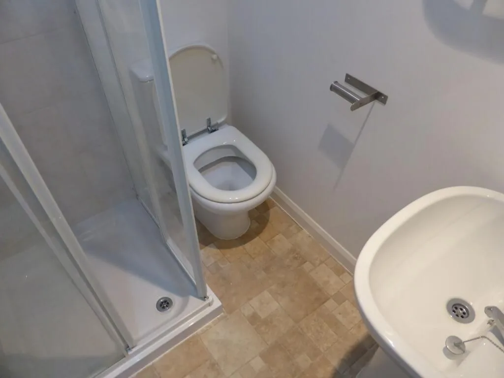 5 bedroom semi-detached house for rent