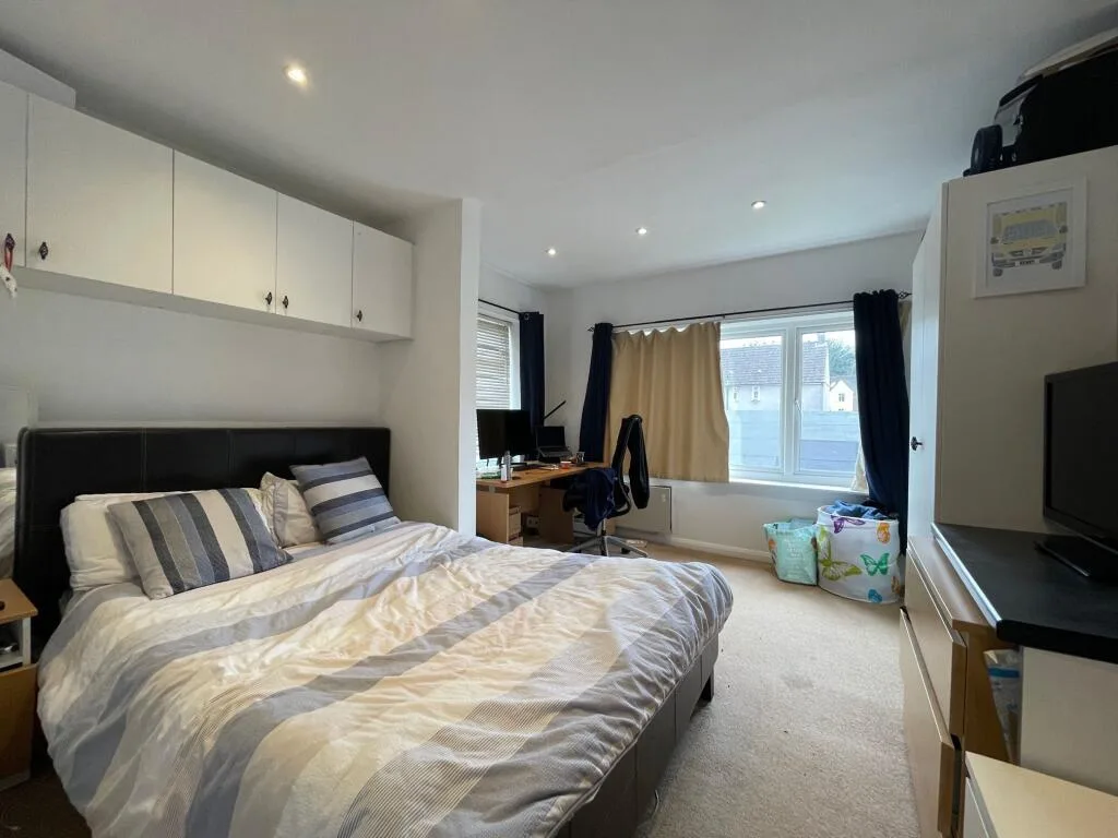 5 bedroom semi-detached house for rent