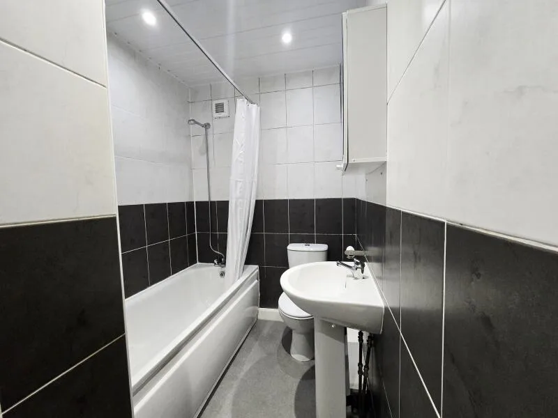 3 bedroom end of terrace house for rent