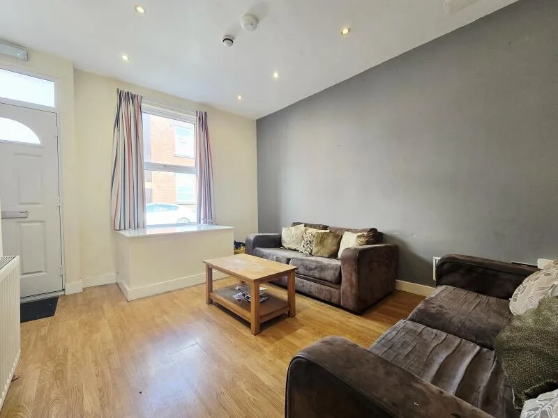 3 bedroom end of terrace house for rent